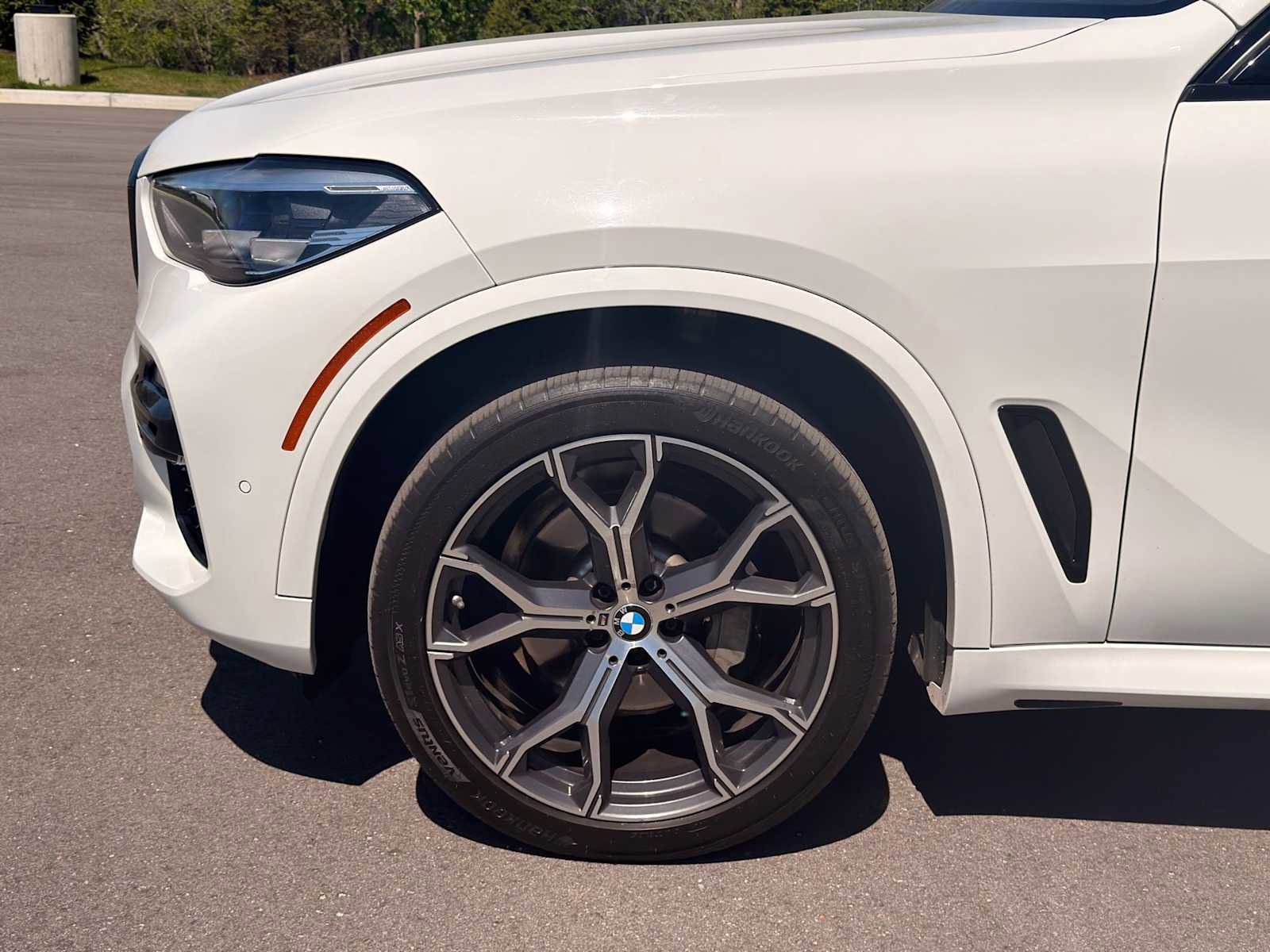 Used 2020 BMW X5 xDrive40i w/ M Sport Package AWD/4WD image 2