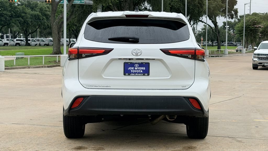 Used 2024 Toyota Highlander LE FWD image 8