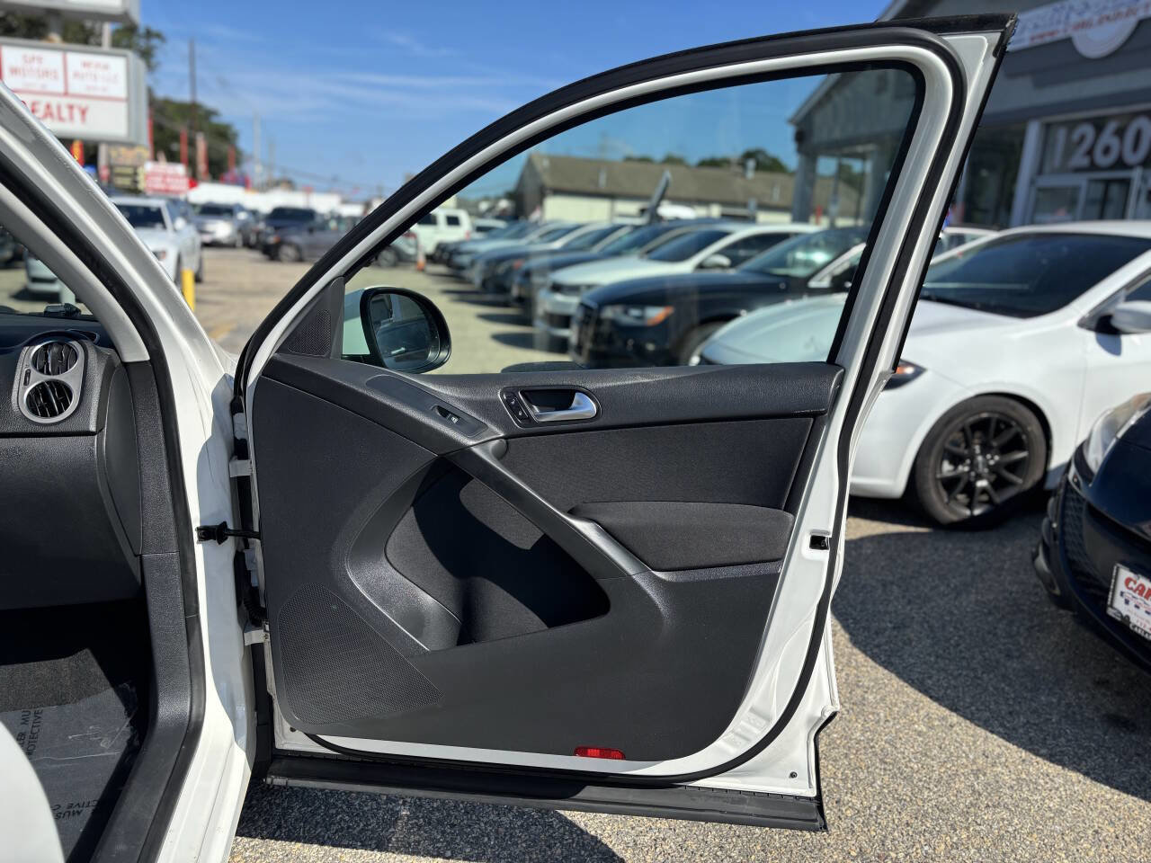 Used 2011 Volkswagen Tiguan S image 17