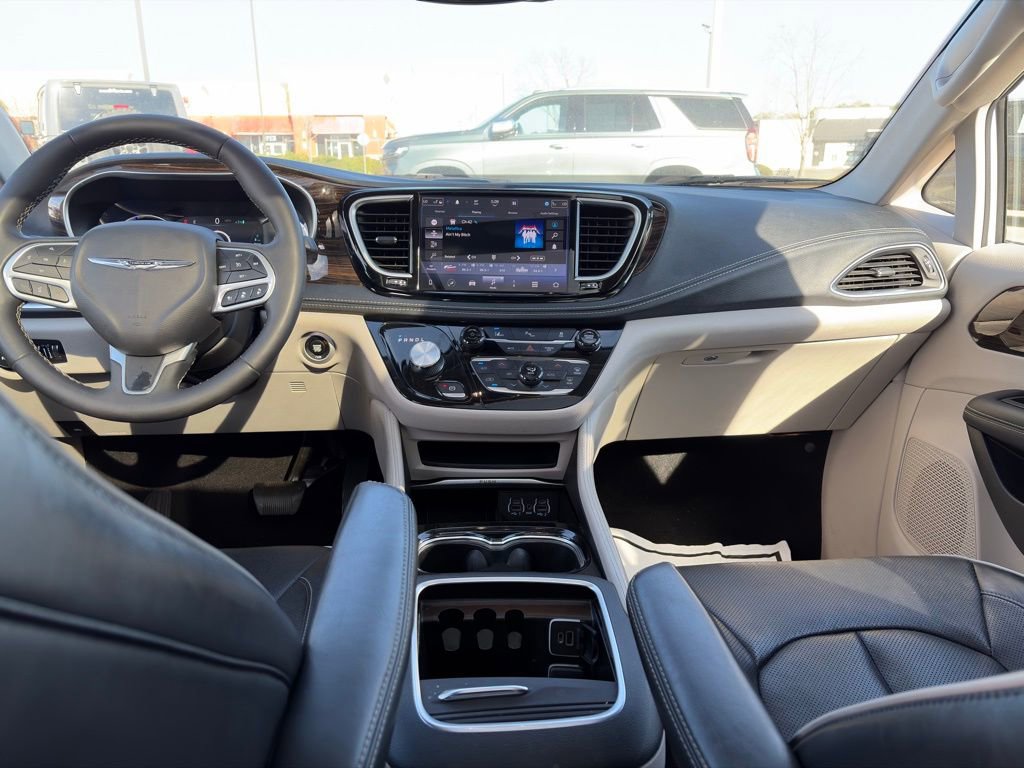 Used 2023 Chrysler Pacifica Limited FWD image 9