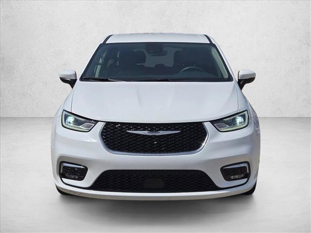 Used 2023 Chrysler Pacifica Touring-L FWD image 2