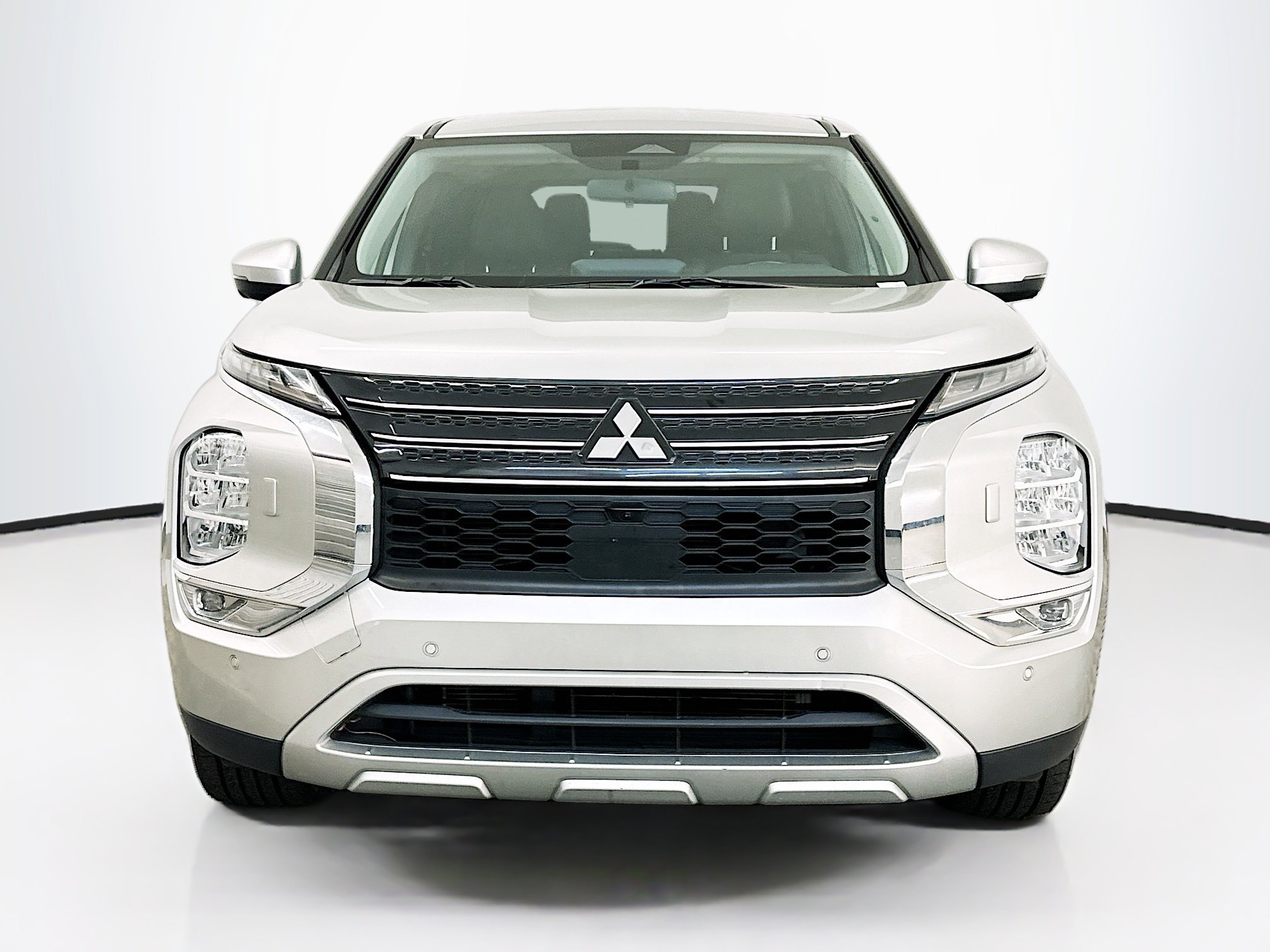 Used 2024 Mitsubishi Outlander SE image 2