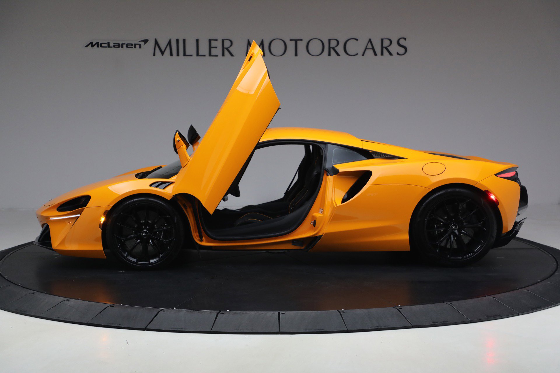 Used 2024 McLaren Artura image 15