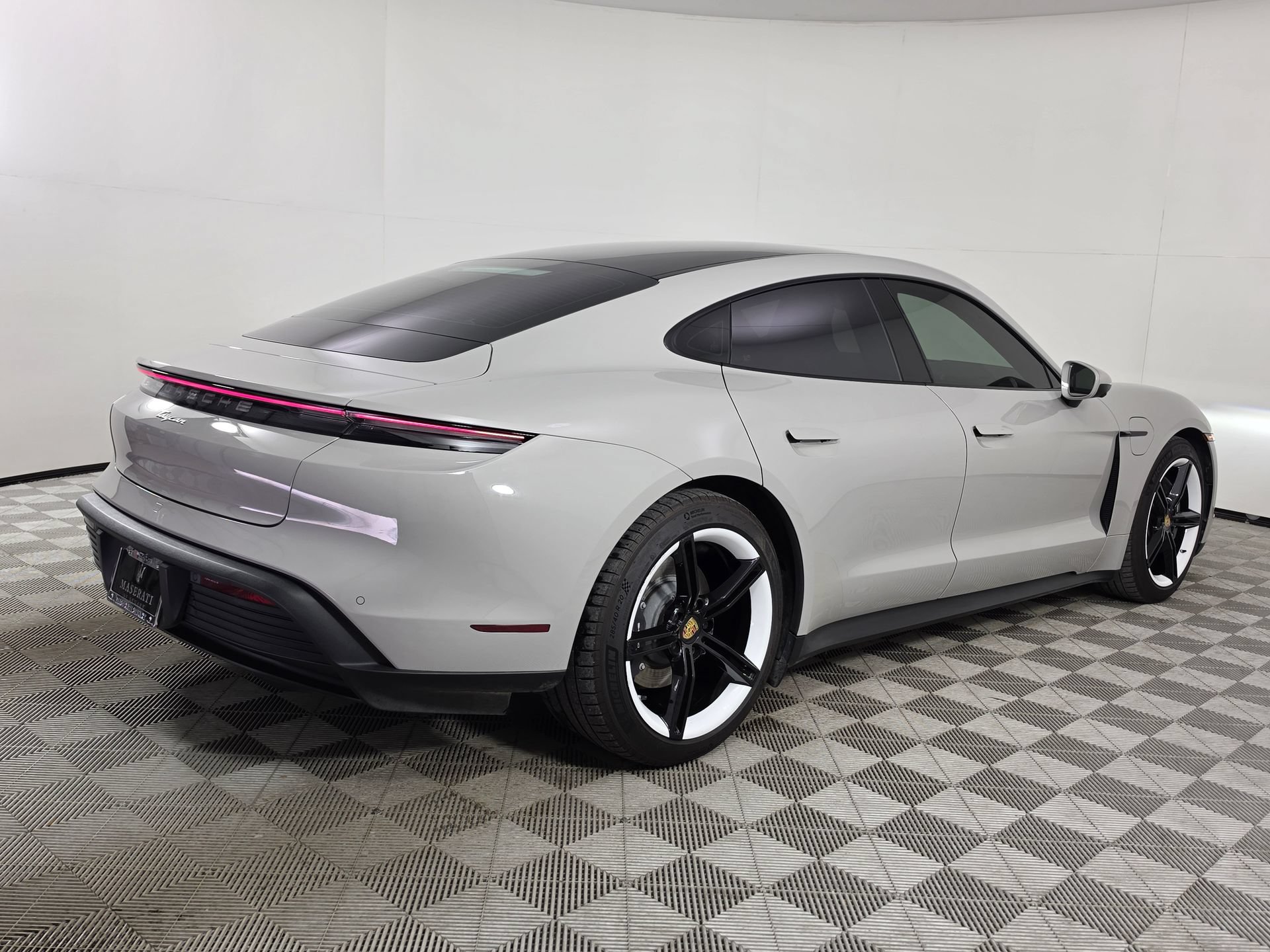 Used 2022 Porsche Taycan RWD image 7