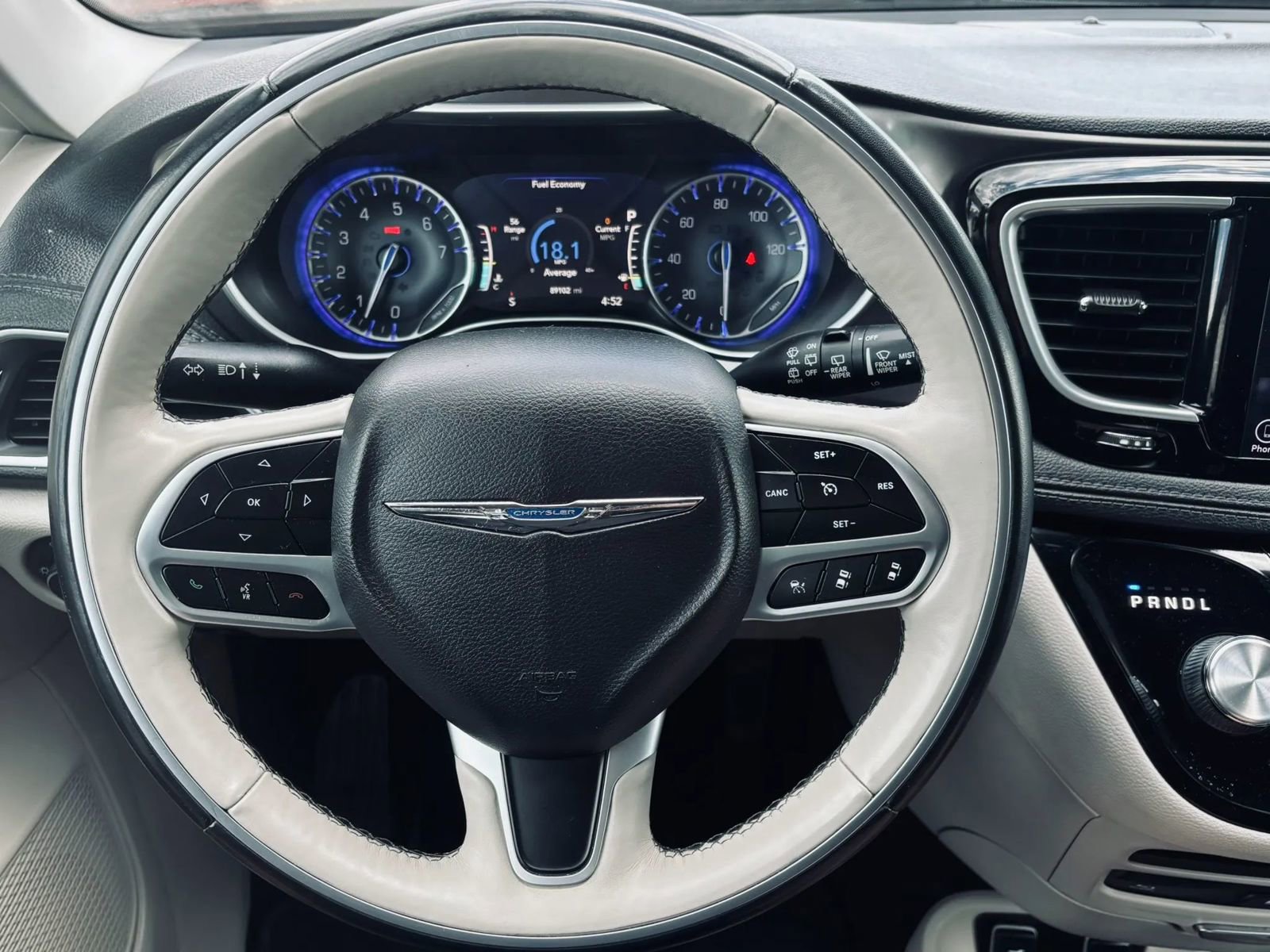 Used 2018 Chrysler Pacifica Limited w/ Tire & Wheel Group FWD image 30