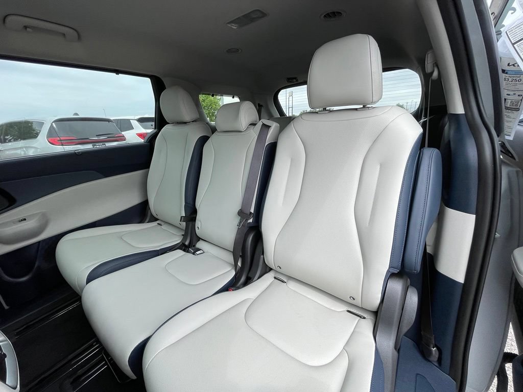New 2026 Kia Carnival EX FWD image 25