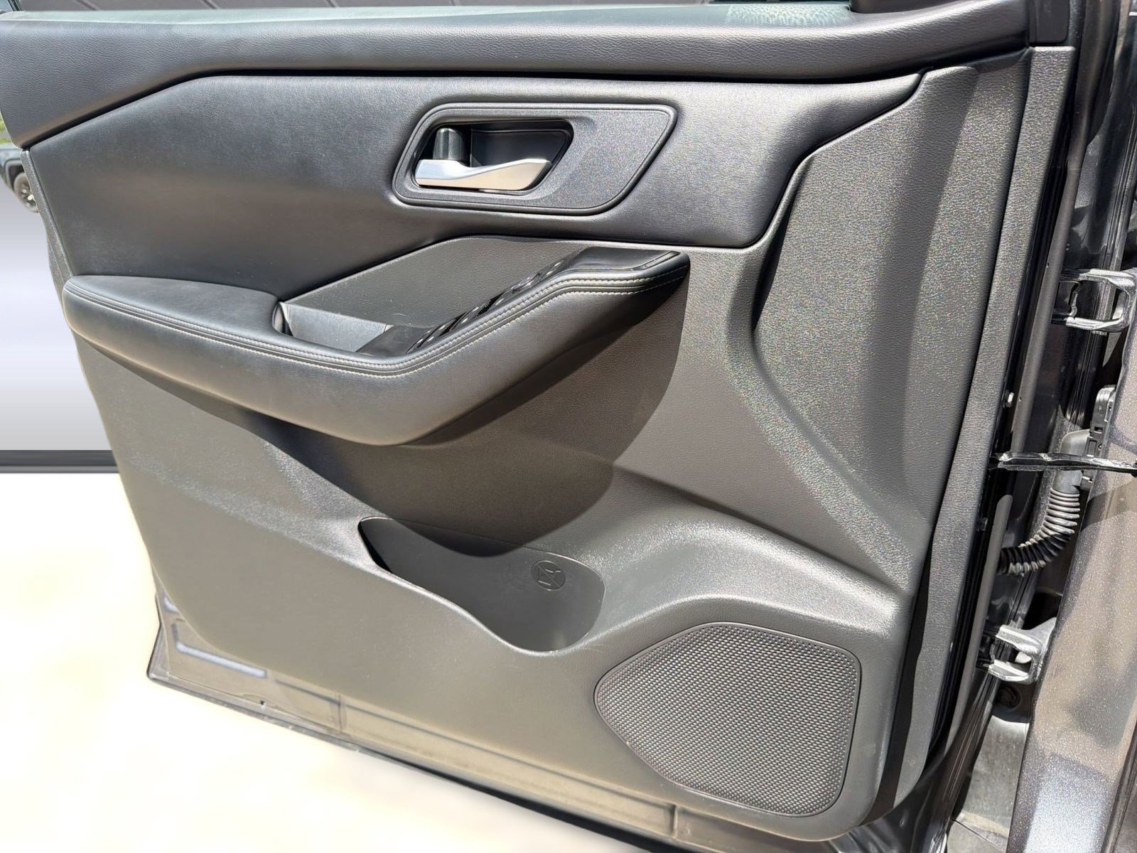 Used 2025 Nissan Rogue SV image 20