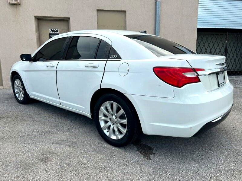 Used 2011 Chrysler 200 Touring image 2