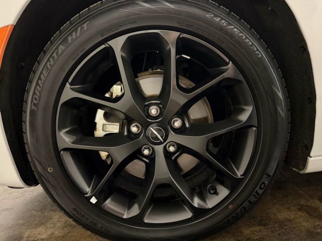 Used 2025 Chrysler Pacifica Limited image 10