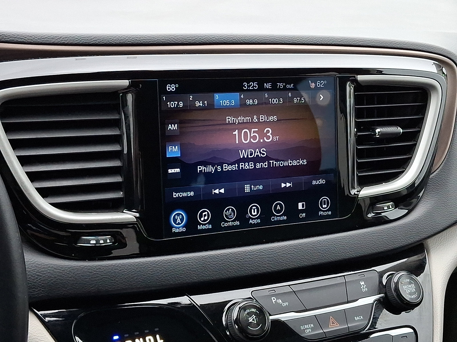 Used 2017 Chrysler Pacifica Touring-L FWD image 16