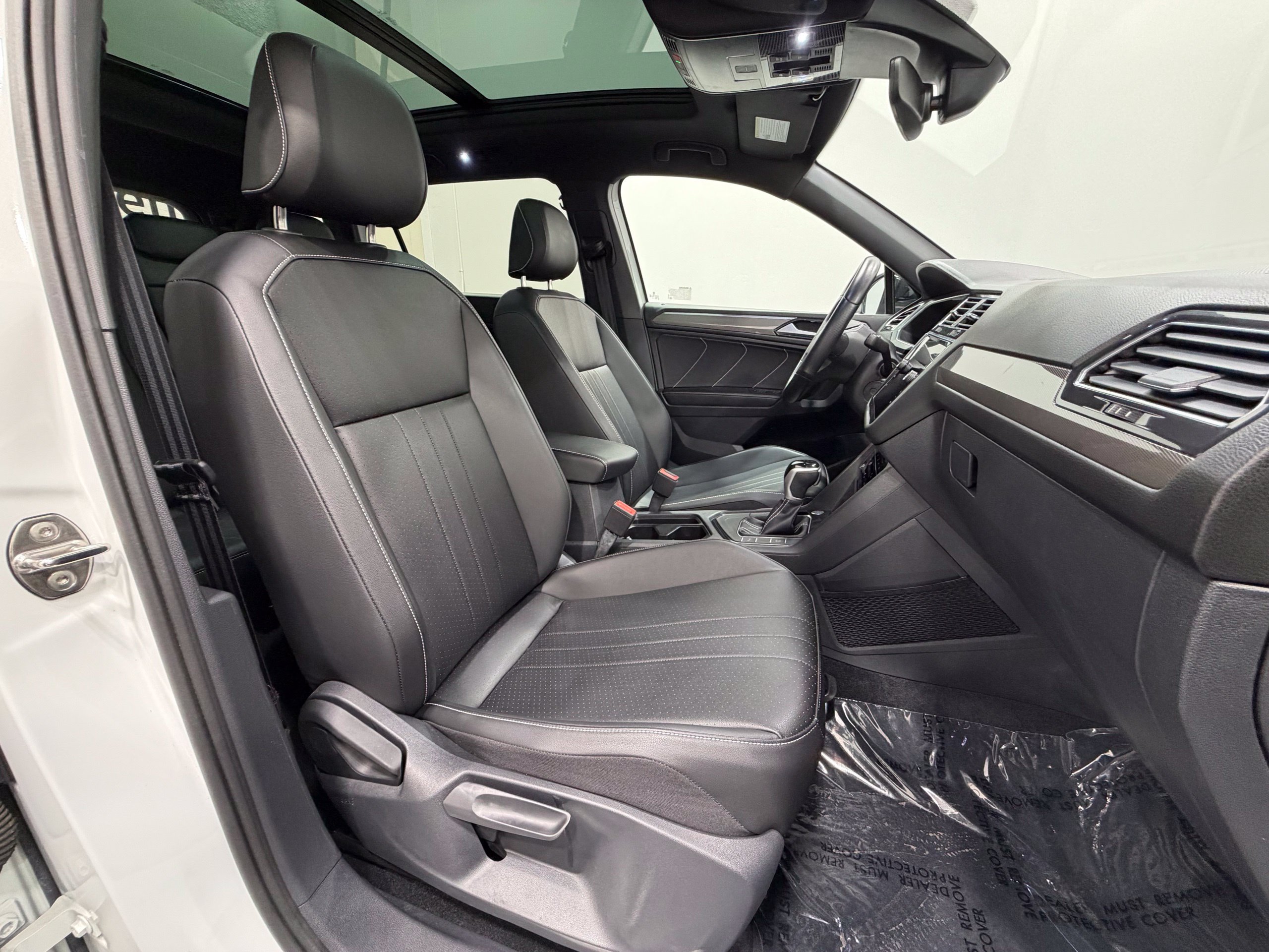Certified 2023 Volkswagen Tiguan SE R-Line FWD image 30