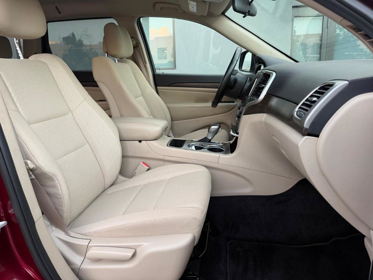 Used 2018 Jeep Grand Cherokee Laredo RWD image 25