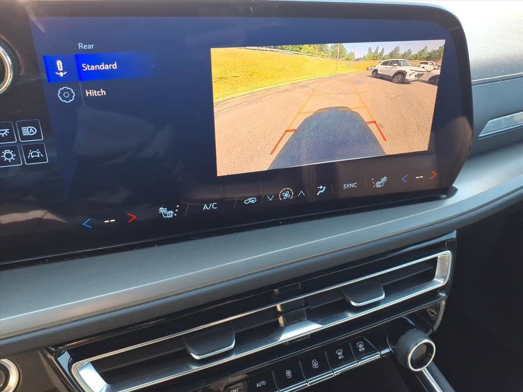 Used 2025 Chevrolet Traverse LT FWD image 33