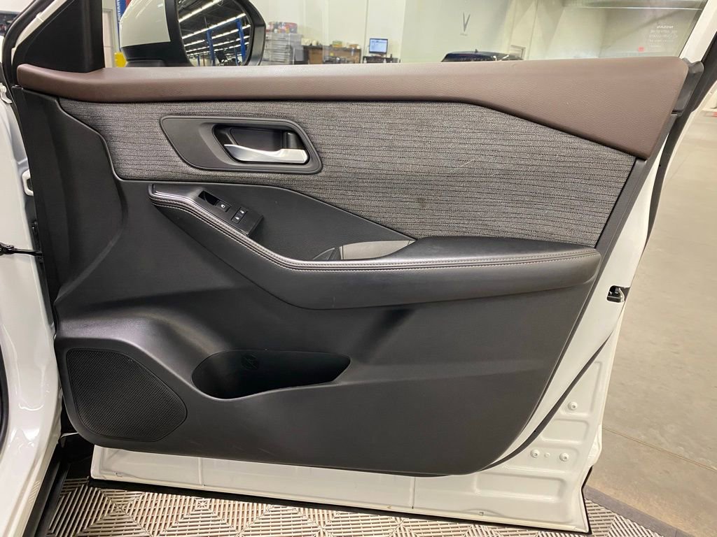 Used 2023 Nissan Rogue SV image 14