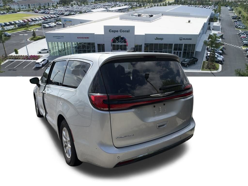 Used 2023 Chrysler Pacifica Touring-L FWD image 4