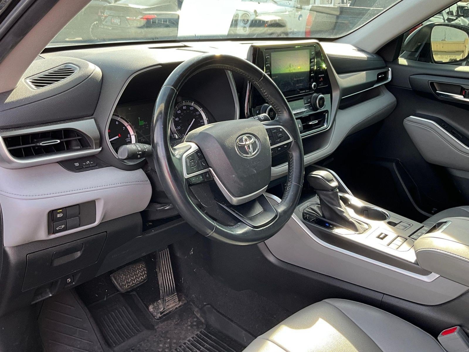Used 2022 Toyota Highlander XLE AWD/4WD image 16