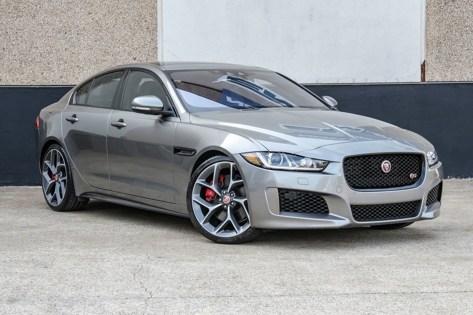Used 2019 Jaguar XE S image 5