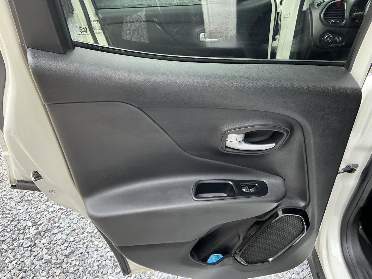 Used 2019 Jeep Renegade Altitude w/ Quick Order Package 2XM AWD/4WD image 18