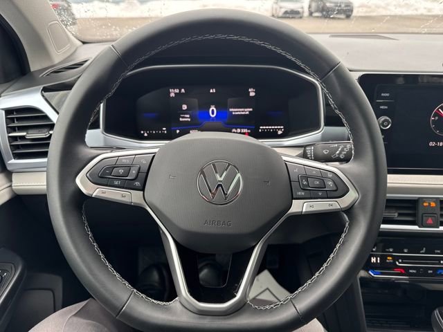 Certified 2025 Volkswagen Taos SE image 18