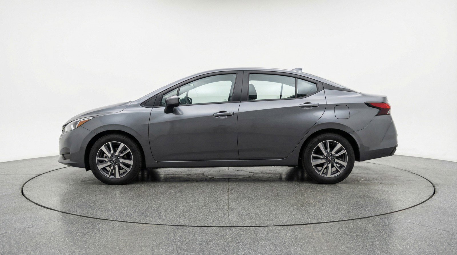 Used 2025 Nissan Versa SV image 5