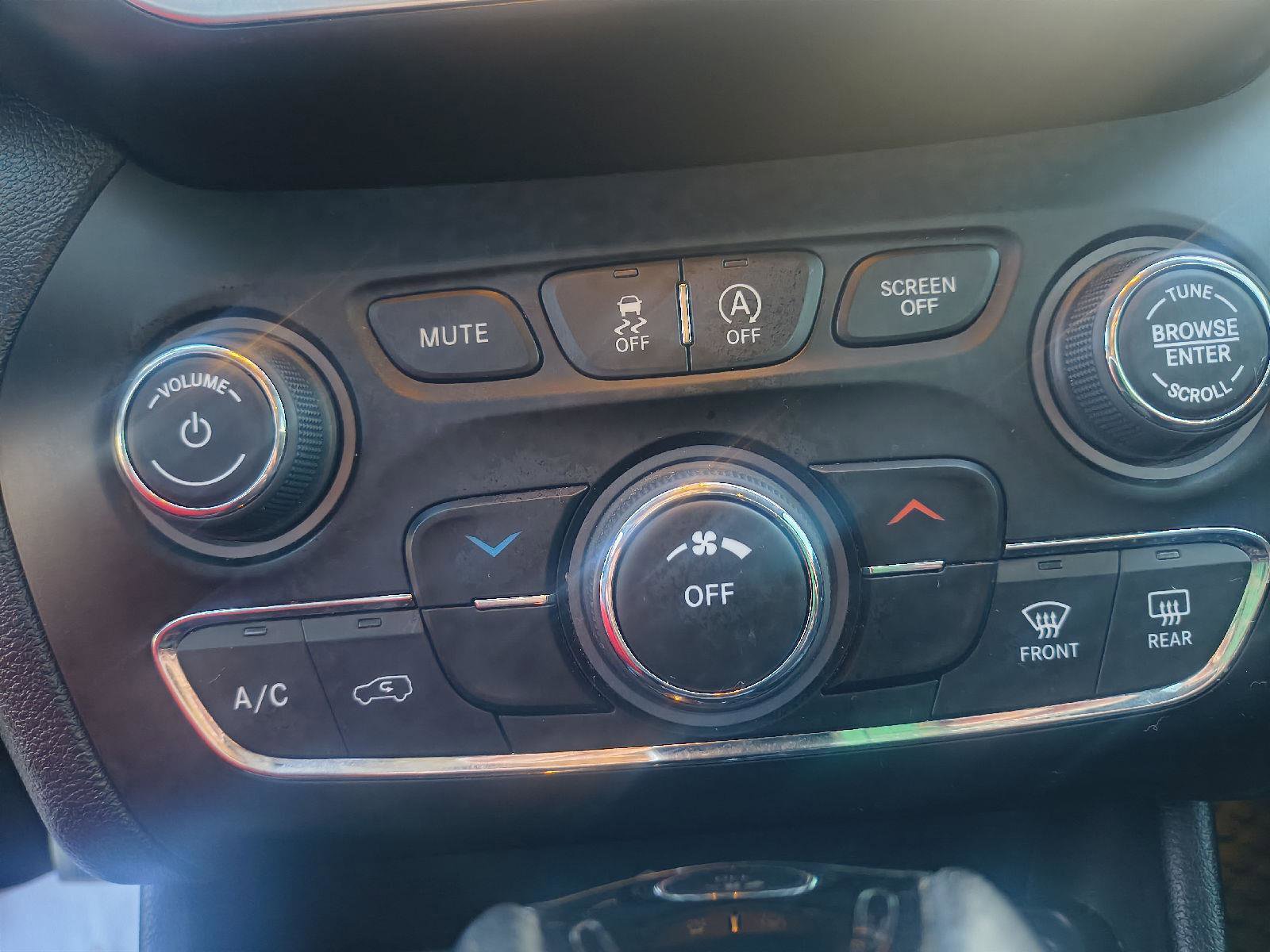 Used 2020 Jeep Cherokee Latitude Plus image 17