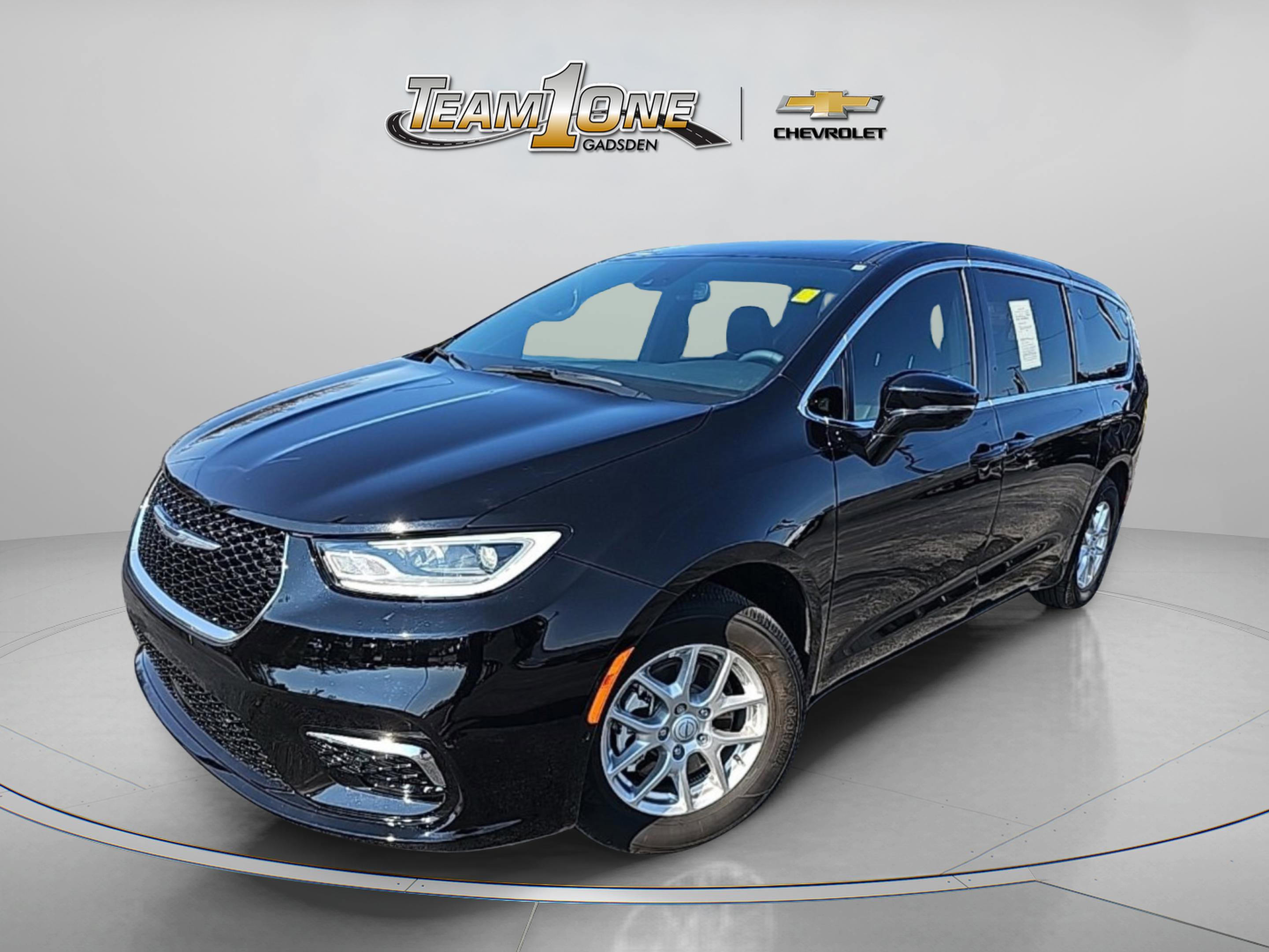 Used 2026 Chrysler Pacifica Select image 4