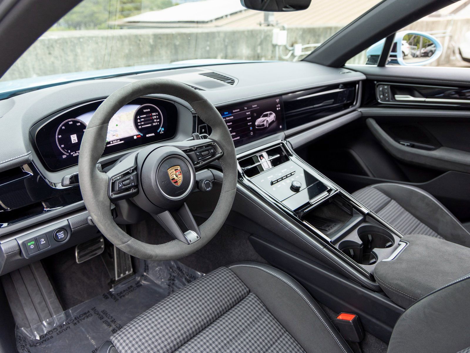 Certified 2025 Porsche Panamera 4 image 4