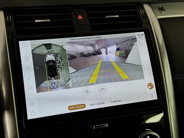 Used 2025 Land Rover Discovery Dynamic SE image 17