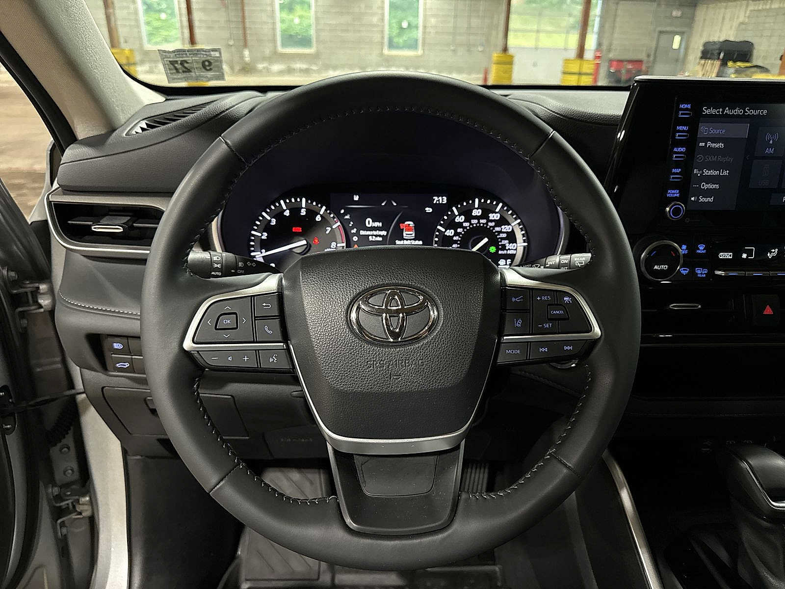 Used 2022 Toyota Highlander XLE AWD/4WD image 19