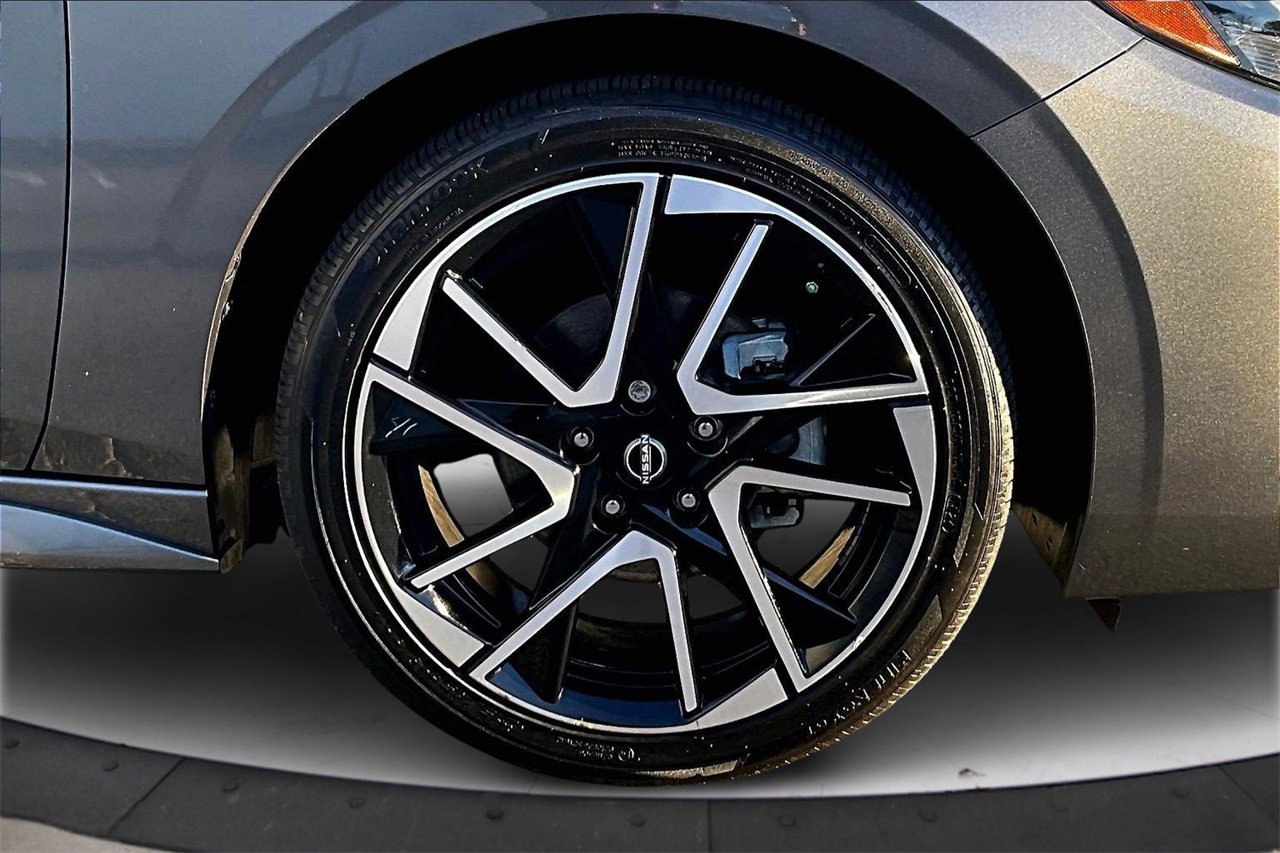 Used 2025 Nissan Sentra SR w/ SR Premium Package image 33