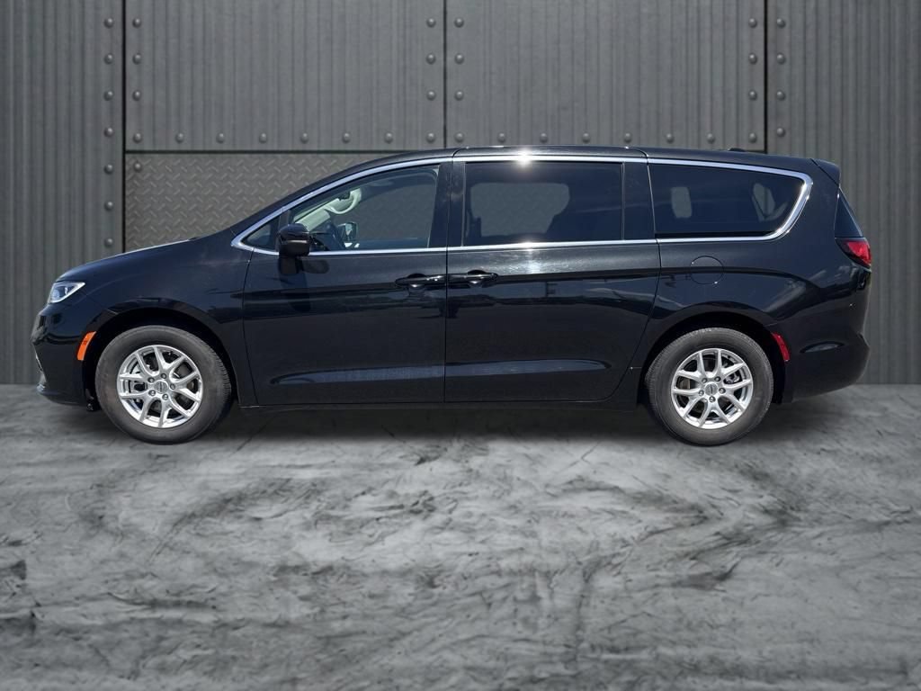 Used 2023 Chrysler Pacifica Touring-L FWD image 4