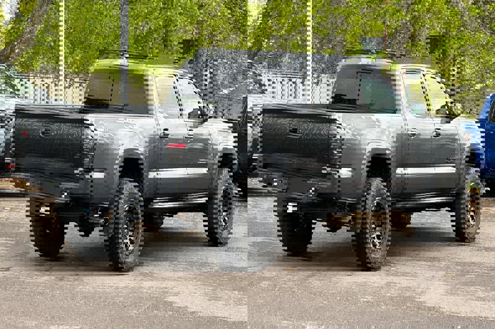 Used 2020 Toyota Tacoma TRD Off-Road w/ TRD Premium Off Road Package AWD/4WD image 2