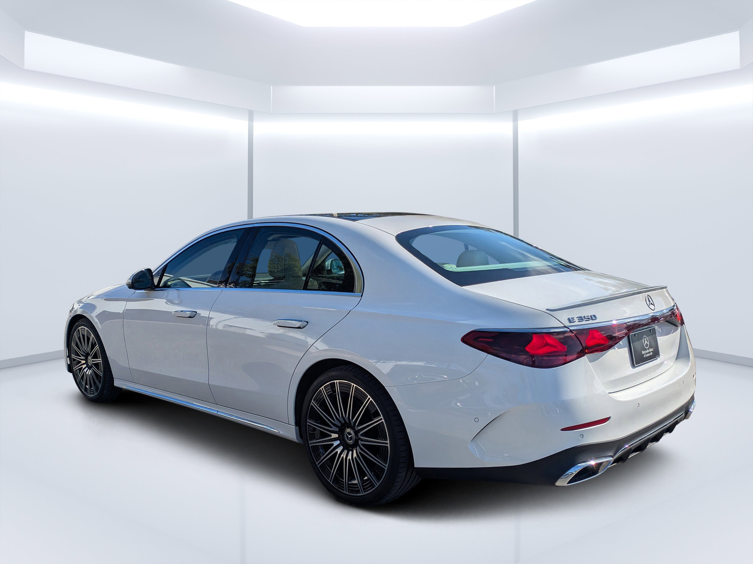 Used 2025 Mercedes-Benz E 350 4MATIC Sedan image 8