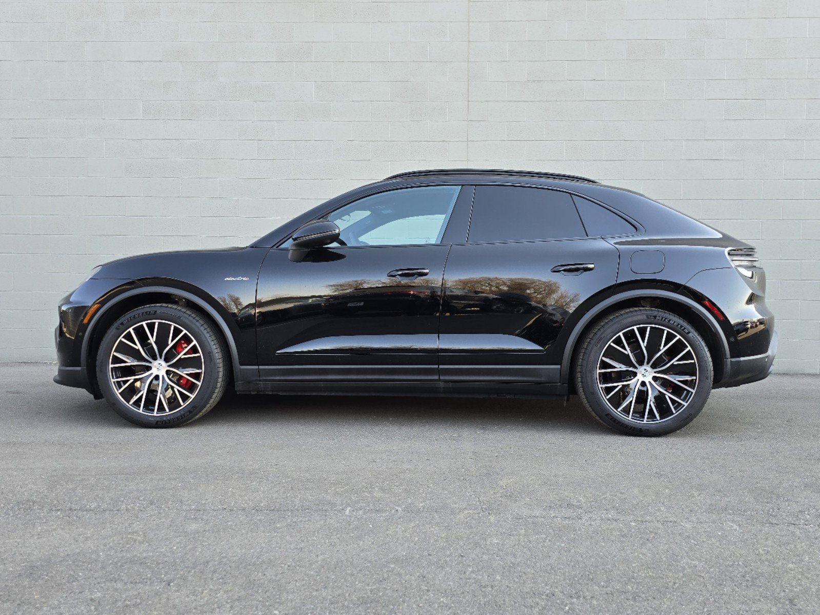 New 2025 Porsche Macan 4S Electric AWD/4WD image 2