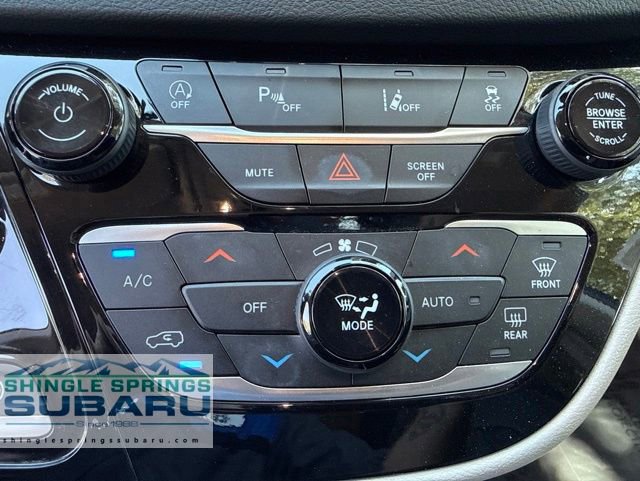 Used 2023 Chrysler Pacifica Touring-L FWD image 39