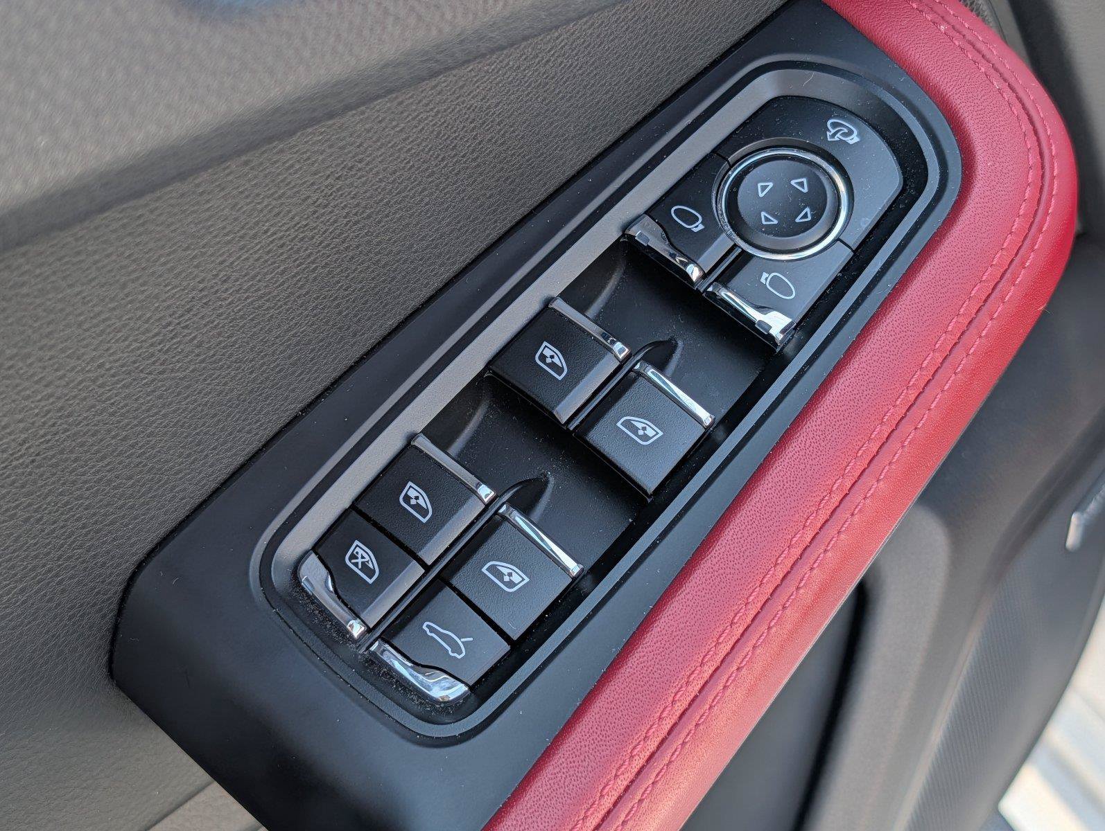 Used 2025 Porsche Macan S AWD/4WD image 15