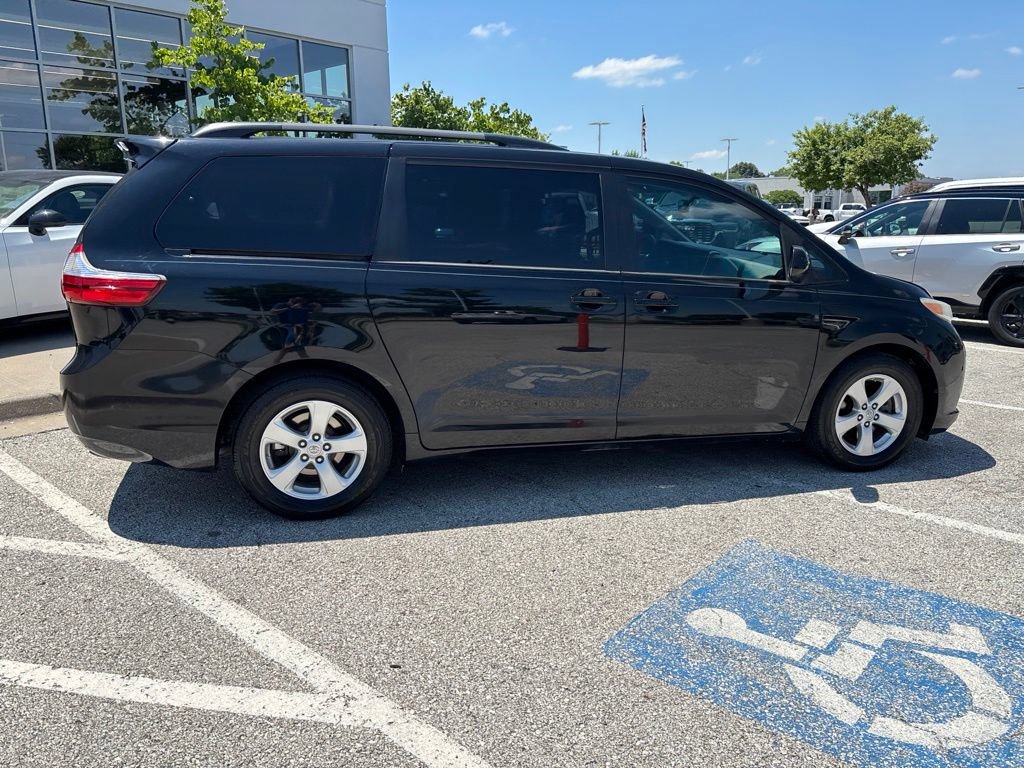 Used 2017 Toyota Sienna LE FWD image 37