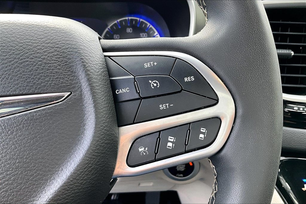 Used 2022 Chrysler Pacifica Touring-L FWD image 13