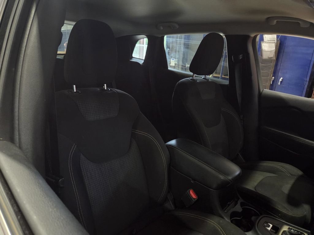 Used 2016 Jeep Cherokee Latitude w/ Safety/Convenience Group FWD image 8