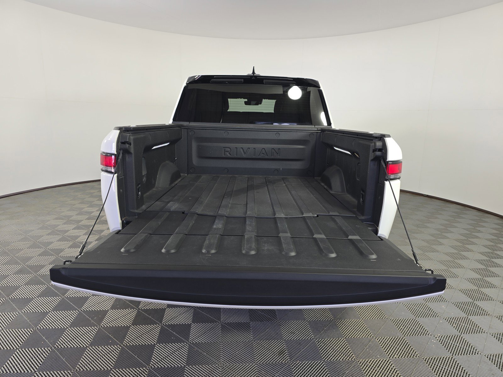 Used 2024 Rivian R1T Adventure AWD/4WD image 15