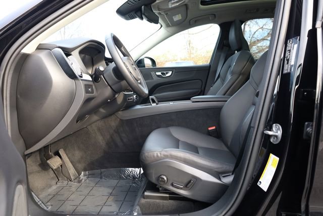 Used 2025 Volvo XC60 B5 Plus image 11