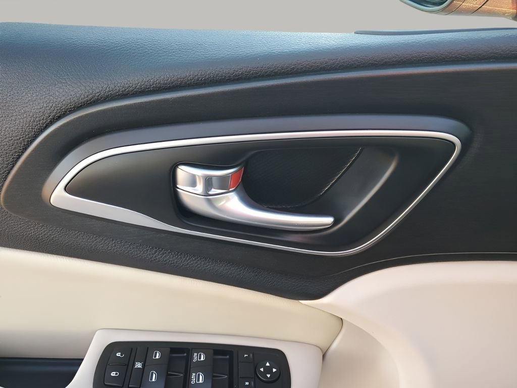 Used 2015 Chrysler 200 Limited w/ Convenience Group image 27