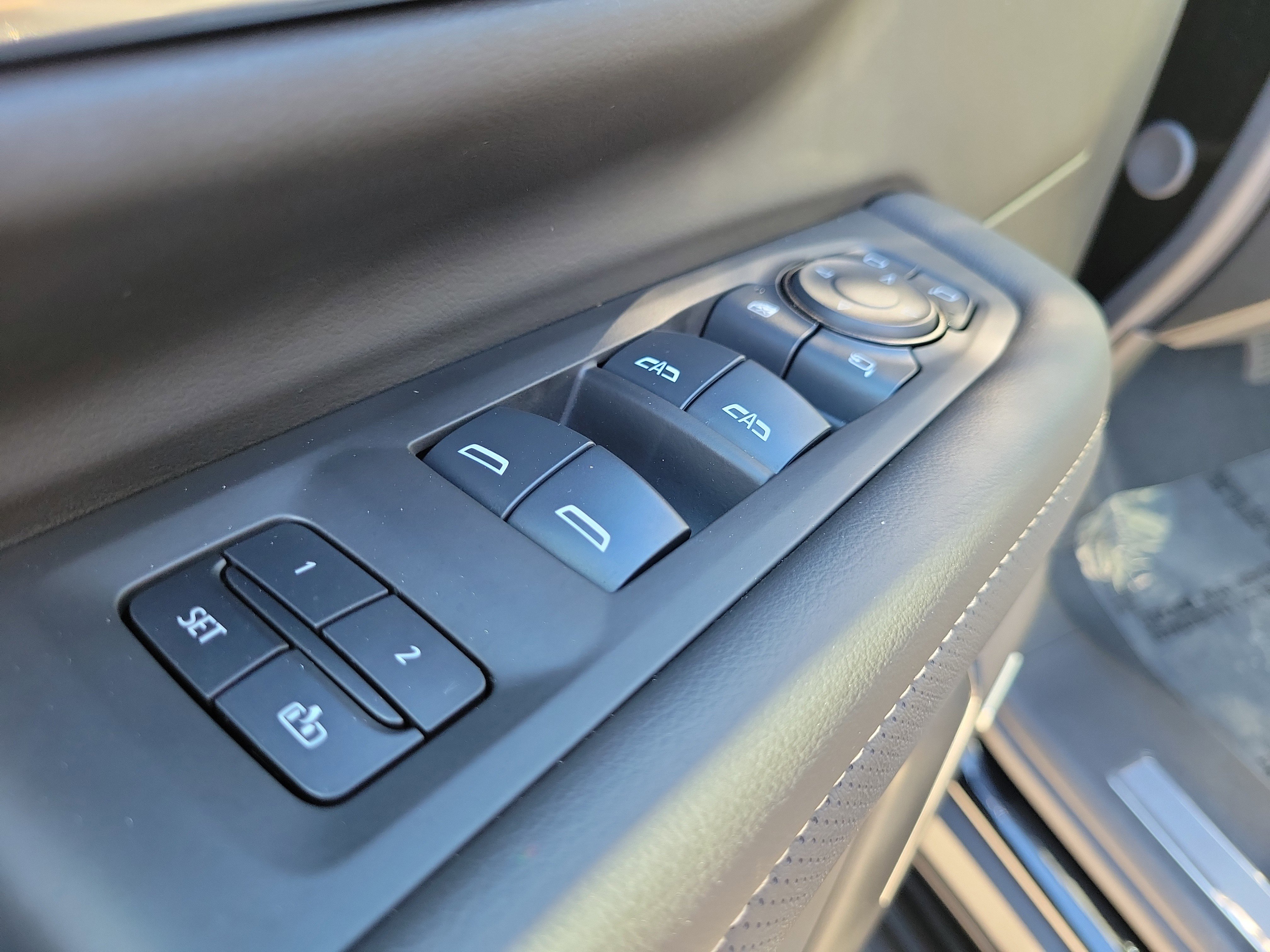 Used 2024 GMC Yukon SLT w/ SLT Luxury Package image 23