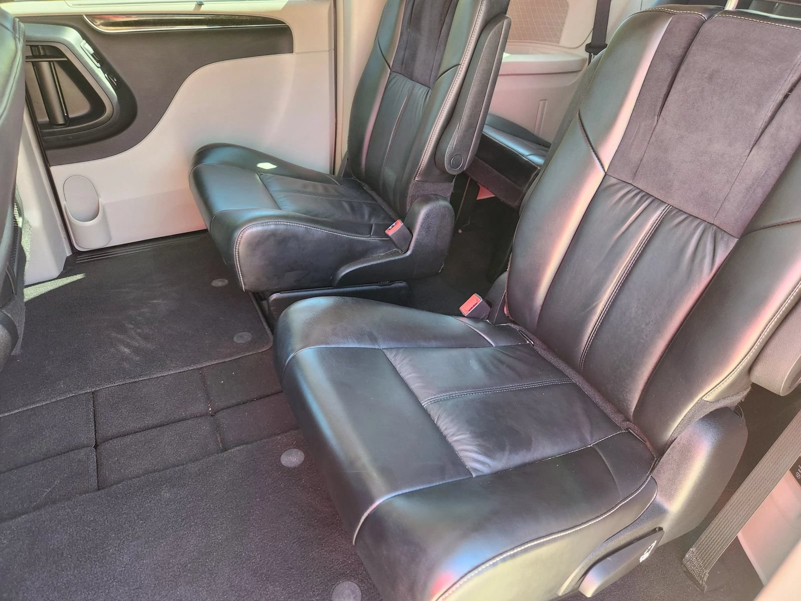 Used 2016 Chrysler Town & Country Limited Platinum w/ Trailer Tow Group FWD image 10