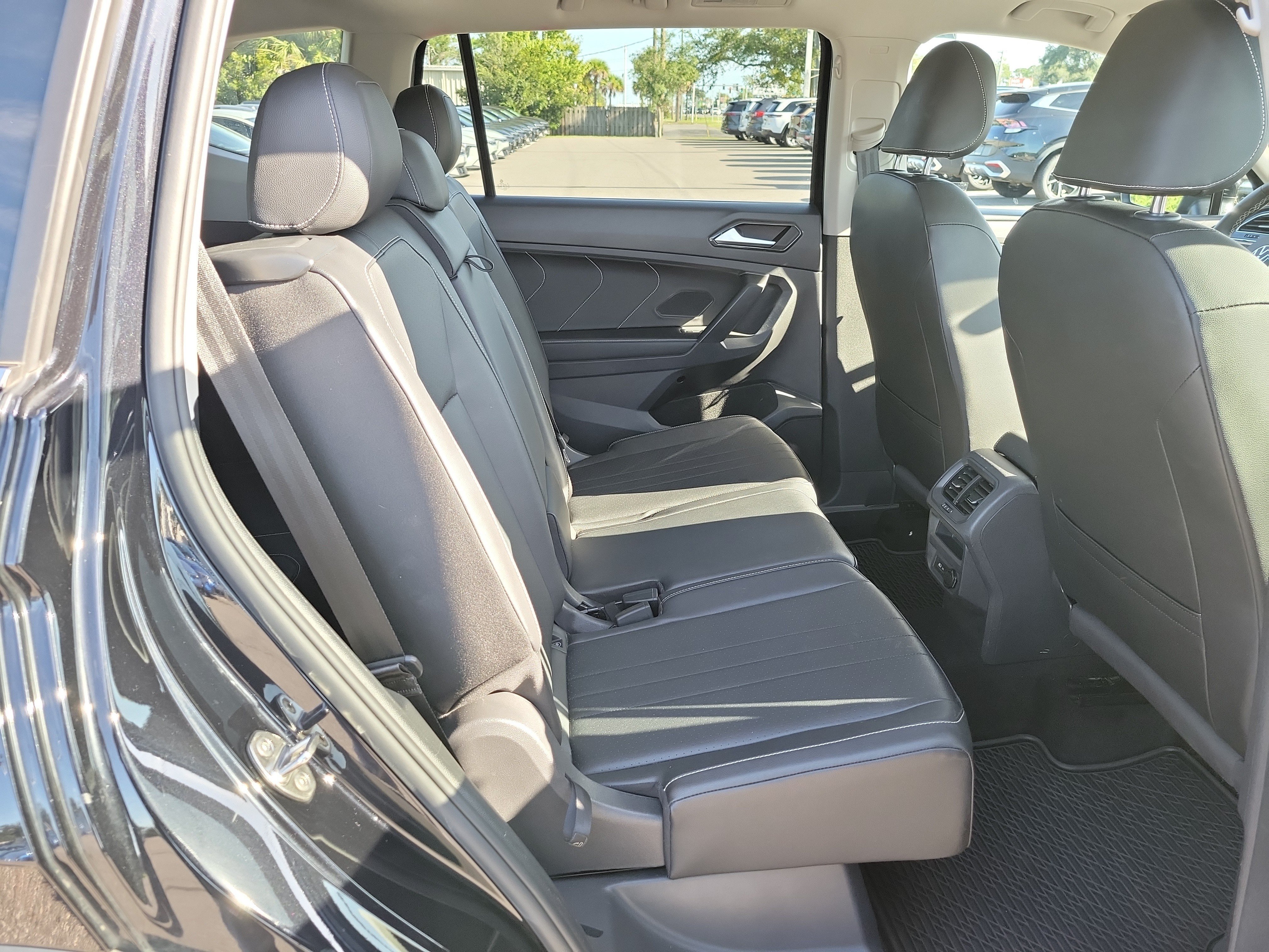 Used 2023 Volkswagen Tiguan SE w/ Panoramic Sunroof Package FWD image 12
