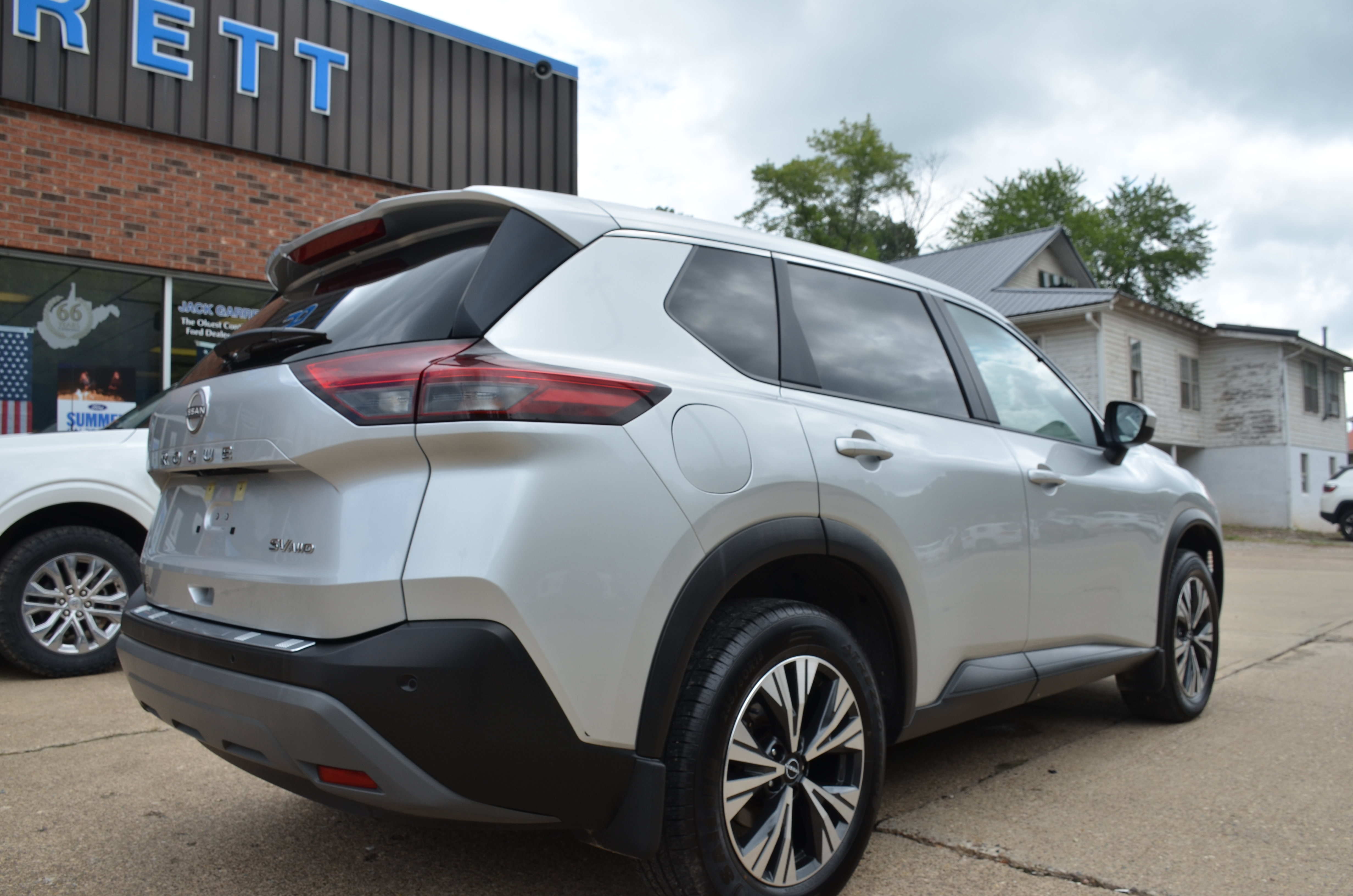 Used 2023 Nissan Rogue SV AWD/4WD image 4