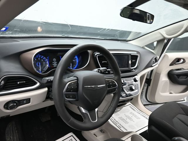 Used 2022 Chrysler Voyager LX image 15