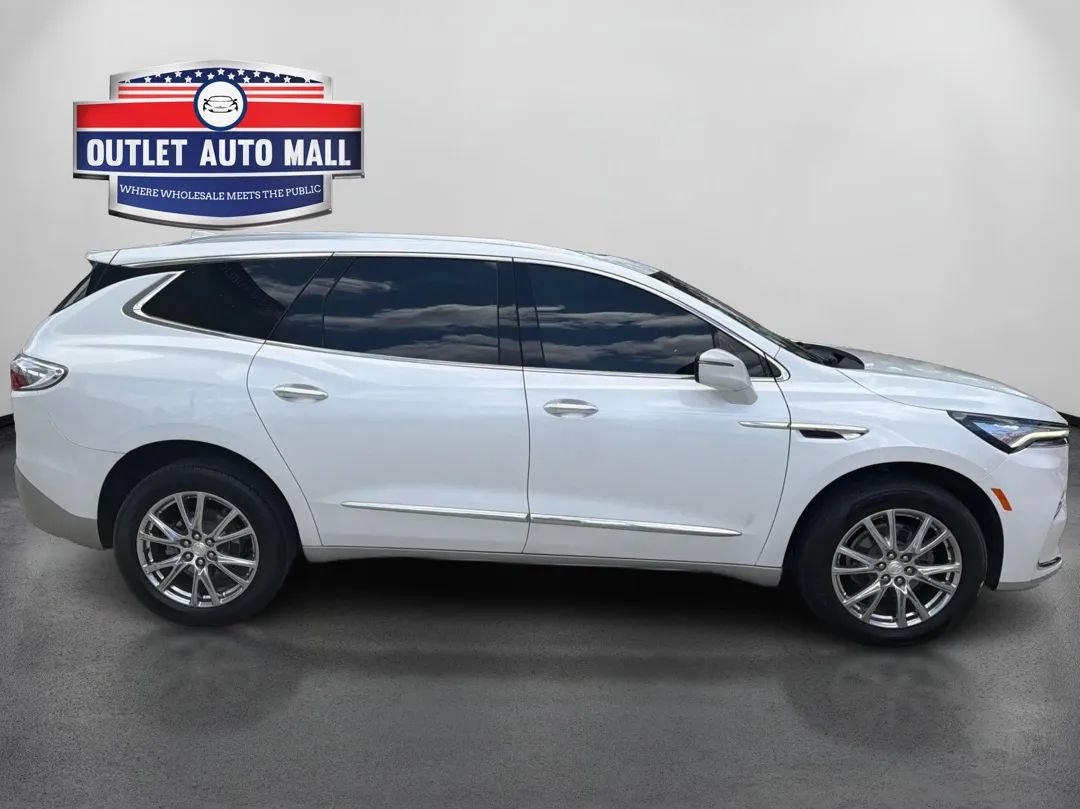 Used 2022 Buick Enclave Essence w/ Experience Buick Package FWD image 2