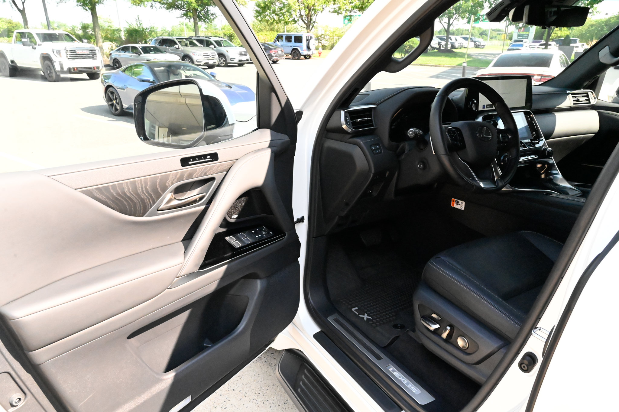 Used 2025 Lexus LX 600 4WD w/ Accessory Package (2T) image 15