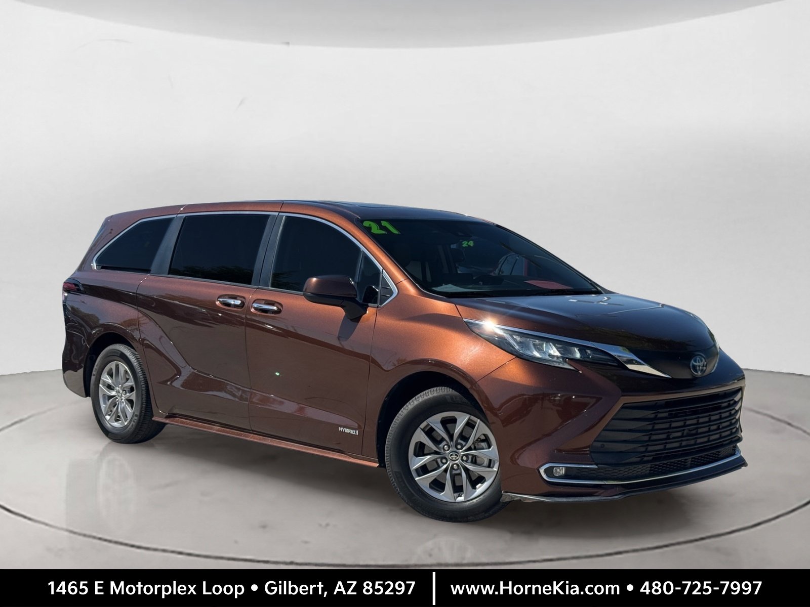 Used 2021 Toyota Sienna XLE FWD image 1